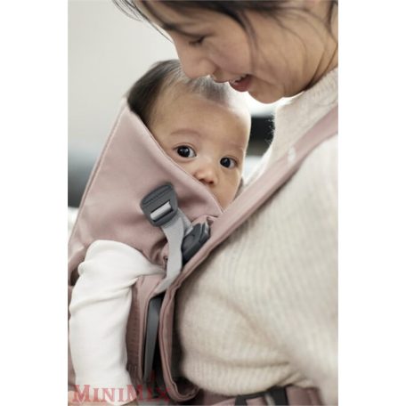 BabyBjörn Mini Dusty Pink kenguru babahordozó